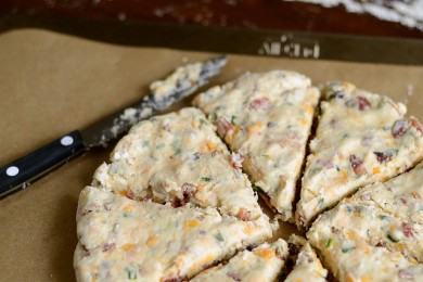 Пирог с зеленым луком, беконом и сыром Чеддер - приготовление