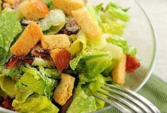 Салат Цезарь с жареным цыпленком