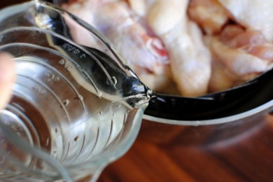 Крылышки в апельсиновой глазури  с соусом из кинзы - приготовление