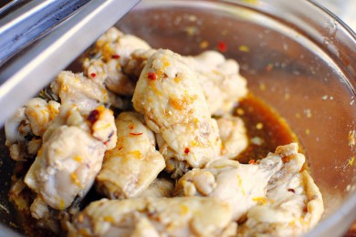 Крылышки в апельсиновой глазури  с соусом из кинзы - приготовление