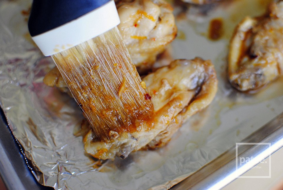 Крылышки в апельсиновой глазури  с соусом из кинзы - Шаг 10