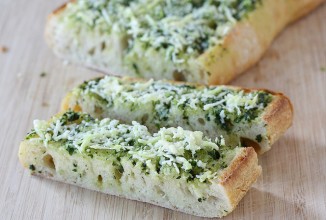 Чесночный хлеб со сливочным маслом и базиликом