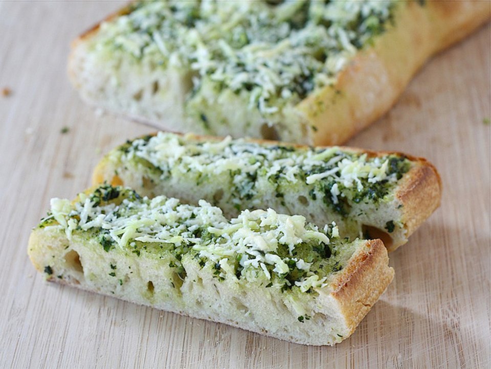 Хлеб с маслом рецепт. Хлеб с чесноком и зеленью. Чиабатта с сыром и чесноком. Чиабатта с зеленью и сыром. Хлеб с чесноком сыром и зеленью.