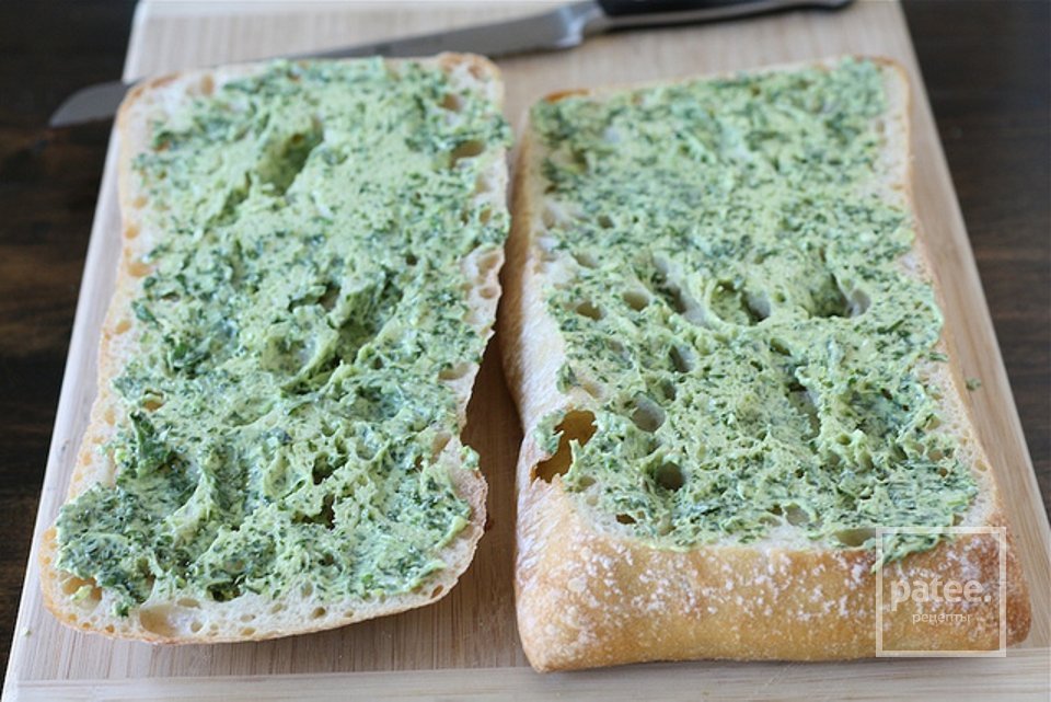 Чесночный хлеб со сливочным маслом и базиликом - Шаг 5