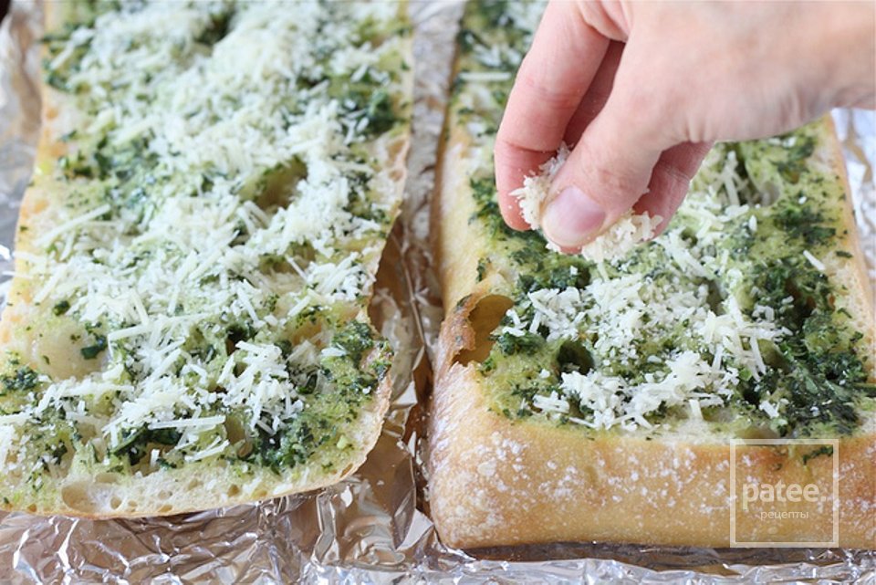 Чесночный хлеб со сливочным маслом и базиликом - Шаг 7