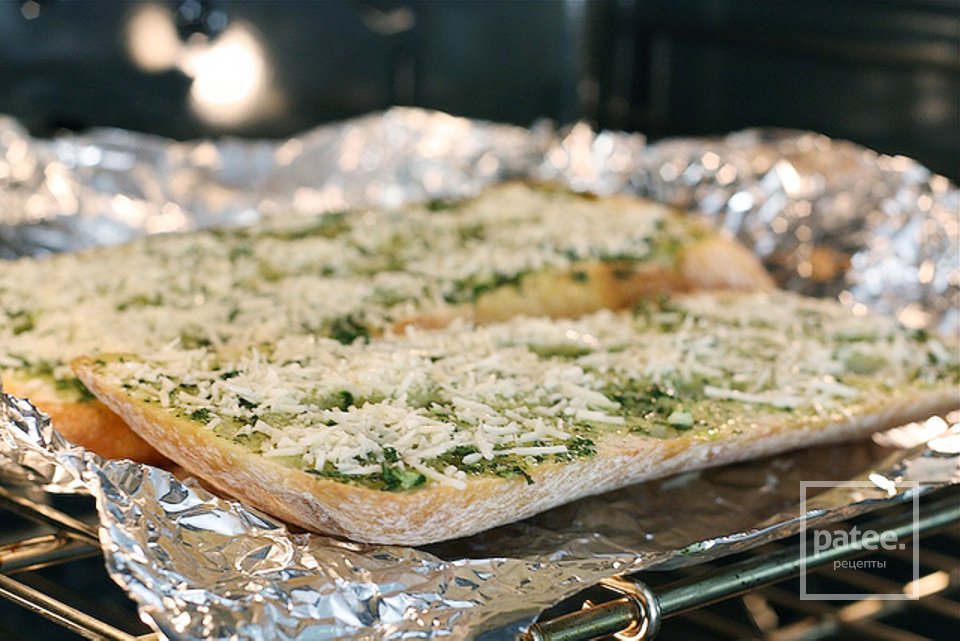 Чесночный хлеб со сливочным маслом и базиликом - Шаг 8