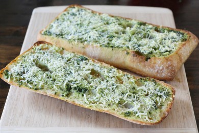 Чесночный хлеб со сливочным маслом и базиликом - приготовление