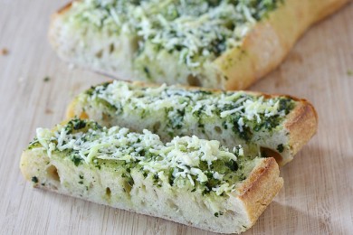 Чесночный хлеб со сливочным маслом и базиликом - приготовление