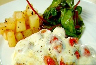 Куриные эскалопы с помидорами и моцареллой