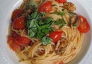 Спагетти с томатами и оливками