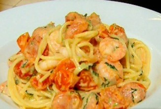 Спагетти с томатами, чили и креветками