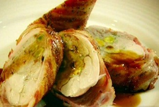 Куриный ролл со свининой и фисташками