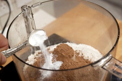 Шоколадно-клубничное пирожное - приготовление