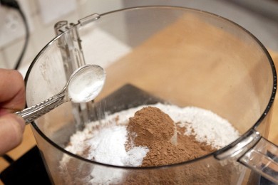 Шоколадно-клубничное пирожное - приготовление