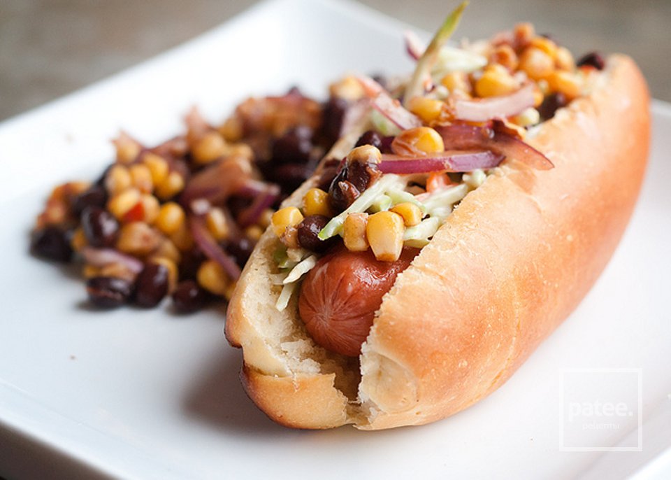 новогодний хот дог. булка для хот дога. домашние хот доги. хот дог с беконом. багет с сосиской.