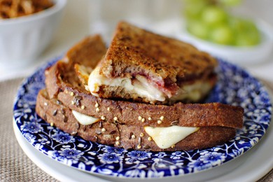 Рецепт Горячий сандвич с сыром, грушей, беконом и малиновым вареньем