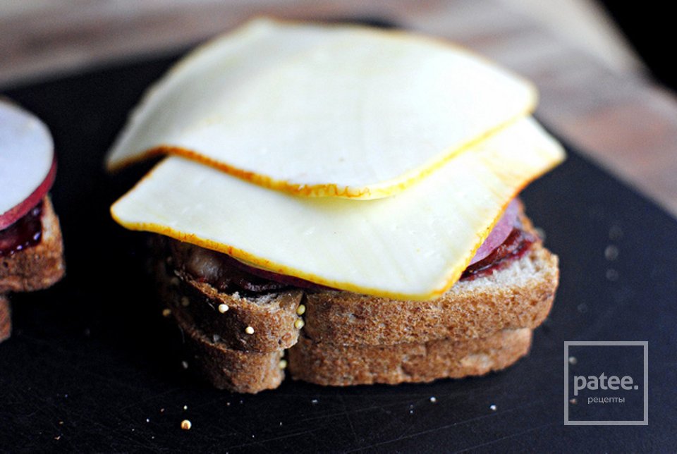 Горячий сандвич с сыром, грушей, беконом и малиновым вареньем - Шаг 7