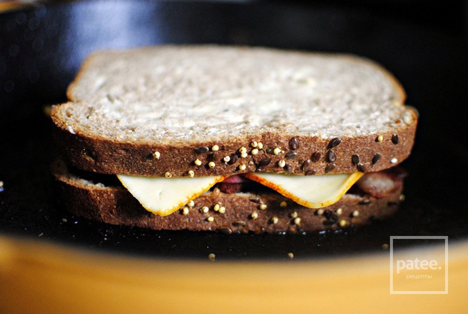 Горячий сандвич с сыром, грушей, беконом и малиновым вареньем - Шаг 8