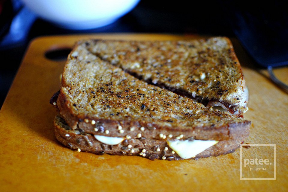 Горячий сандвич с сыром, грушей, беконом и малиновым вареньем - Шаг 10
