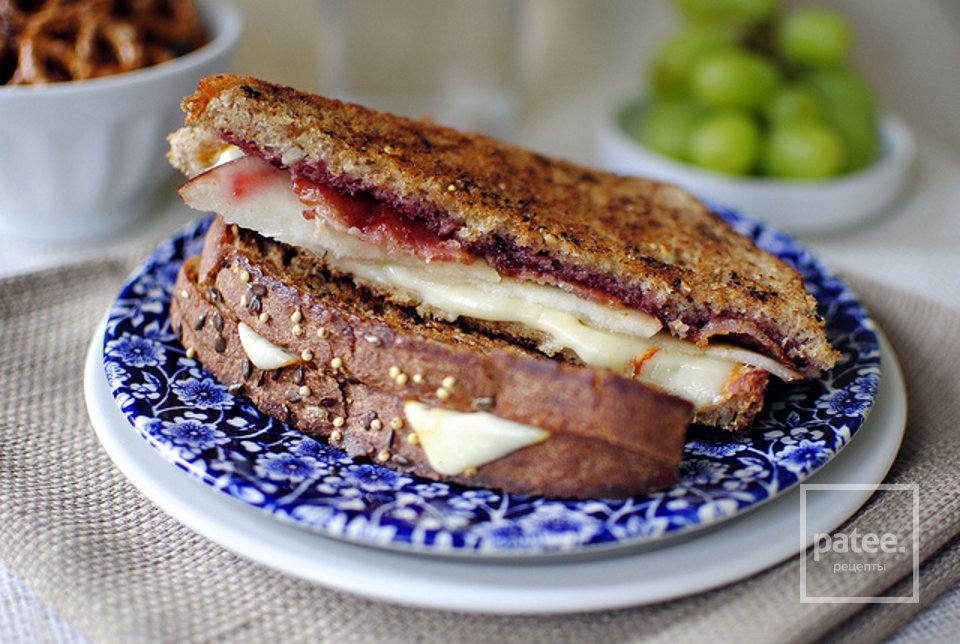 Горячий сандвич с сыром, грушей, беконом и малиновым вареньем - Шаг 11