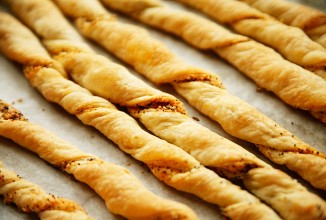 Хлебные палочки с сыром и пряностями