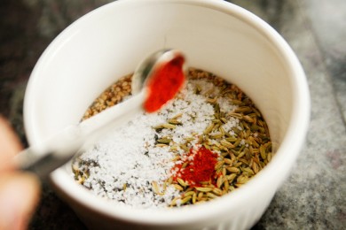 Хлебные палочки с сыром и пряностями - приготовление