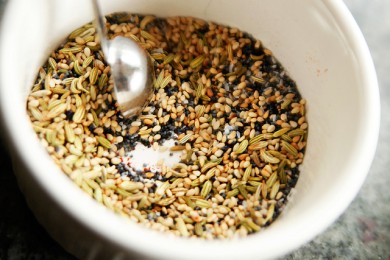 Хлебные палочки с сыром и пряностями - приготовление