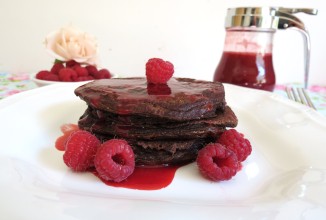 Шоколадные блинчики с эспрессо и малиной