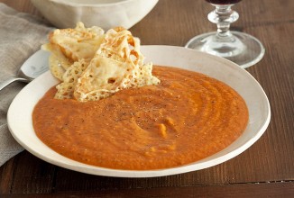 Томатный суп с чесночными гренками