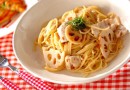 Спагетти с курицей, заправленные соусом из слив