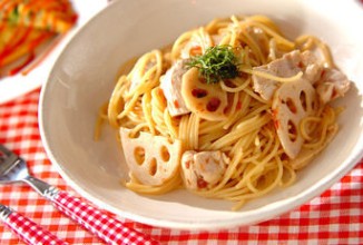 Спагетти с курицей, заправленные соусом из слив