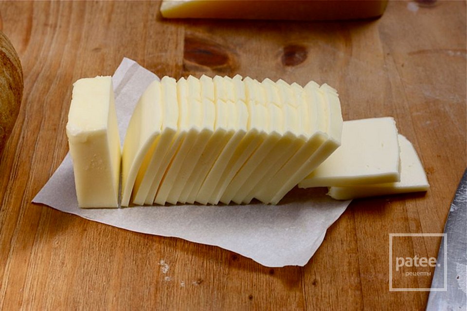 Как заморозить сливочное масло. Сыр нарезанный. Масло сливочное нарезанное. Нарезка масла сливочного. Сыр тонкими ломтиками.