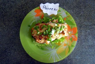 Лосось запеченный под луком