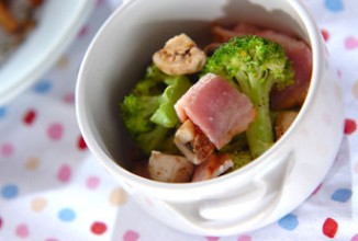 Горячий салат из ветчины с овощами и сыром