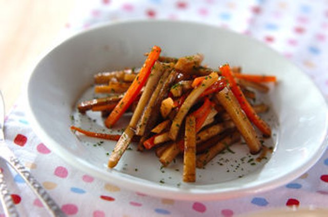 Салат из жареного лопуха с морковью