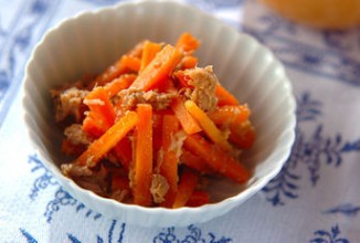 Салат морковный с тунцом