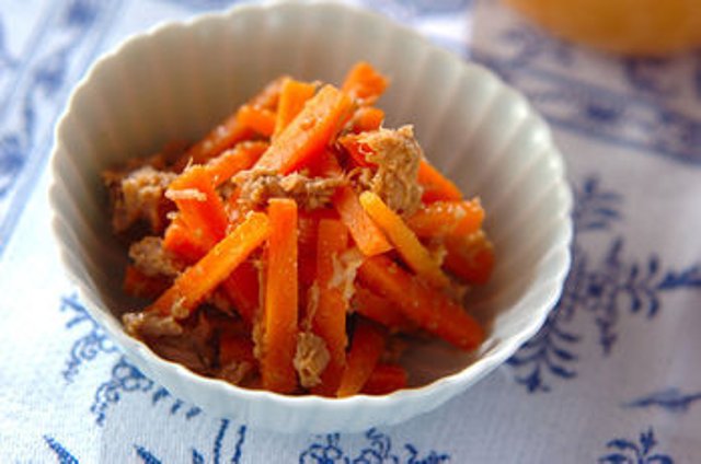 Салат морковный с тунцом