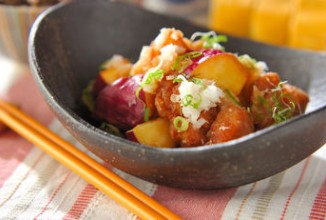 Салат из курицы и сладкого картофеля во фритюре