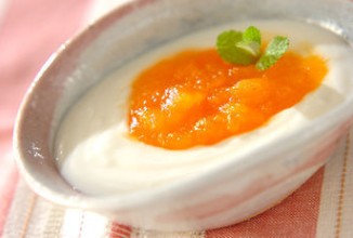 Хурма с соусом из йогурта