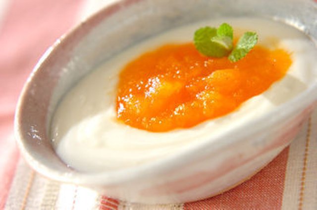 Хурма с соусом из йогурта