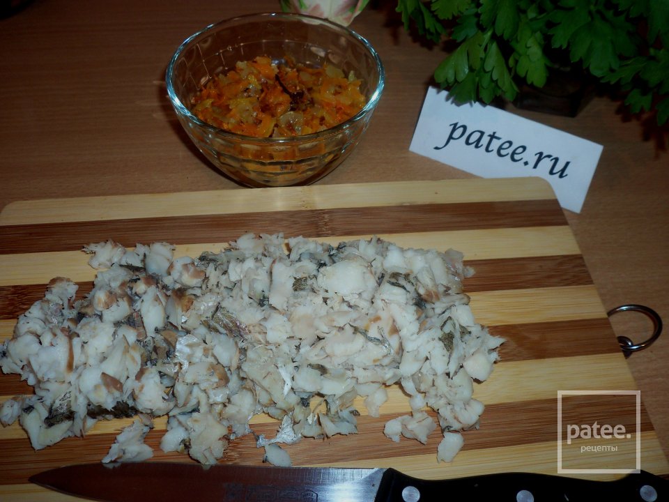 Пирожки рыбки в слоеном тесте - Шаг 4