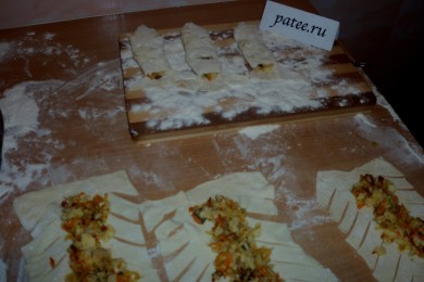 Пирожки рыбки в слоеном тесте - приготовление