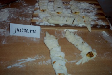 Пирожки рыбки в слоеном тесте - приготовление