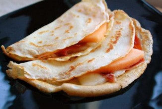 Крепы с ветчиной, сыром и дыней