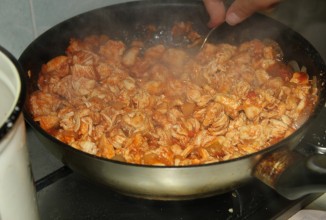 Тушенная курица с овощами