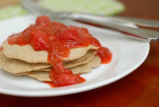Мультизерновые блинчики с клубничным соусом