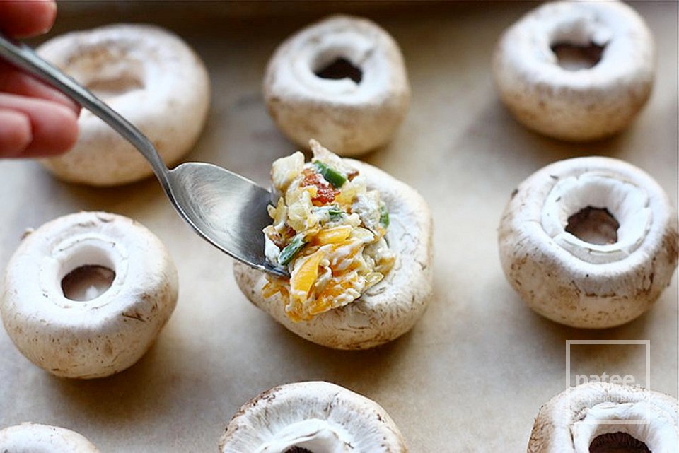 Грибы, фаршированные перцем халапеньо и беконом - Шаг 7