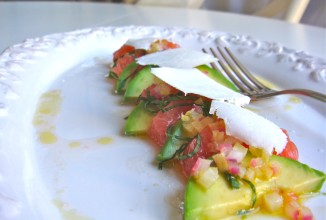 Салат из авокадо и грейпфрута