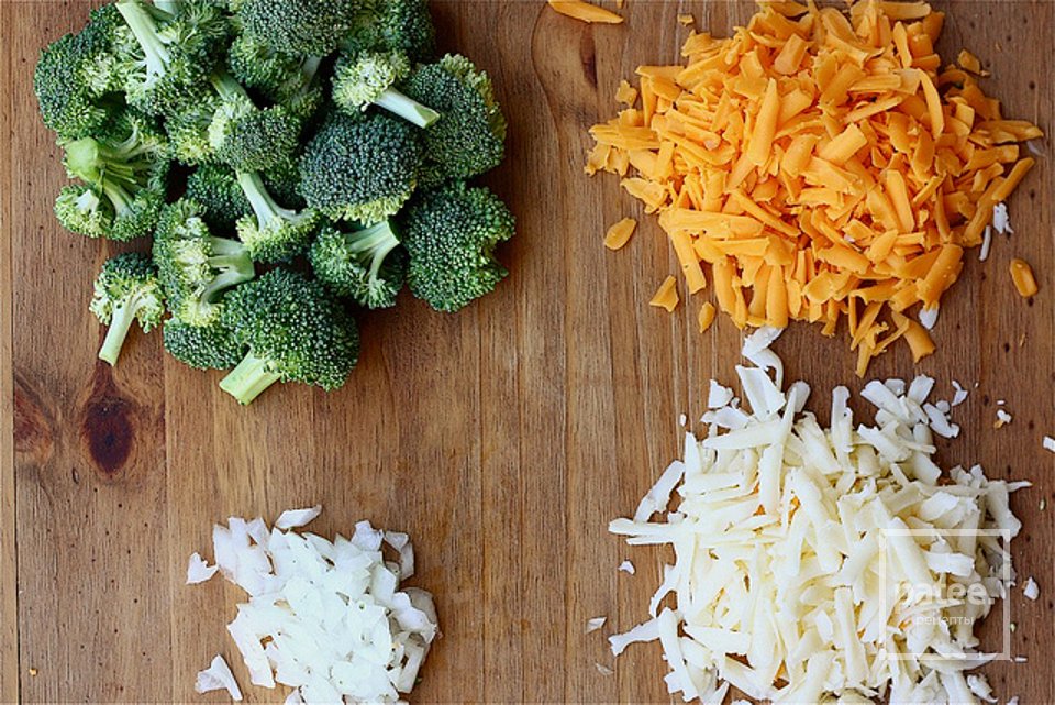 Суп из брокколи с сыром чеддер - Шаг 1