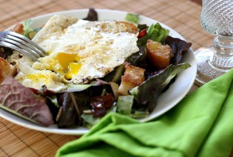 Салат к завтраку с сухариками и жареным яйцом